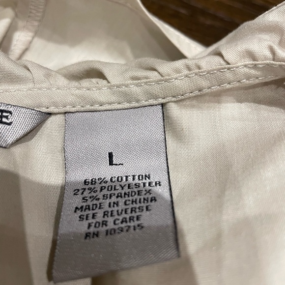 Stunning sleeveless cream blouse with floral motif neckline. - Picture 5 of 6